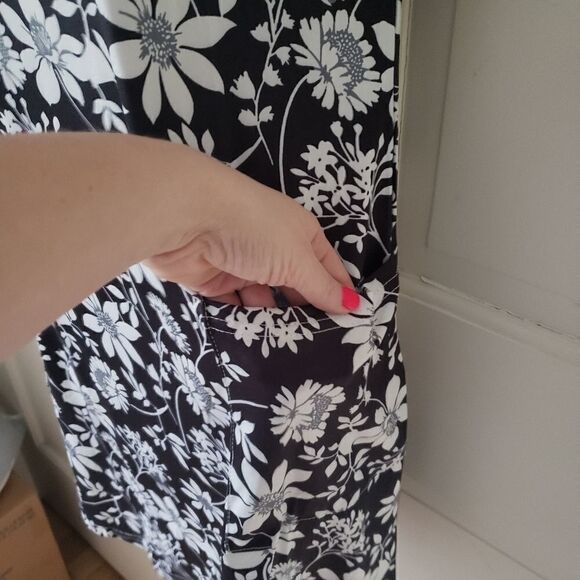 Black Floral Pocket A-Line Dress - Picture 7 of 8